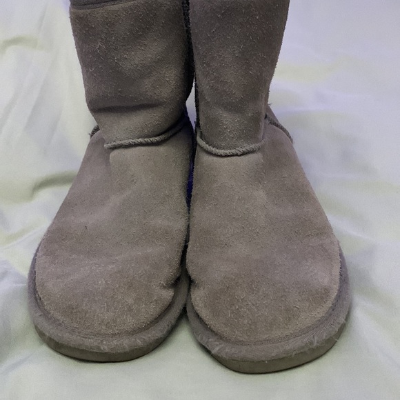 Girls Koolaburra by Uggs boots size 2. Has some wear. - Picture 4 of 5